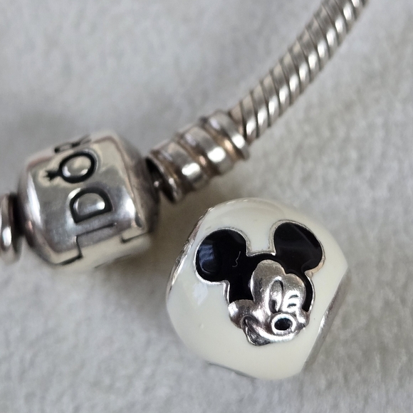 Pandora Disney, Expressive Mickey Mouse charm Silver - Picture 3 of 3
